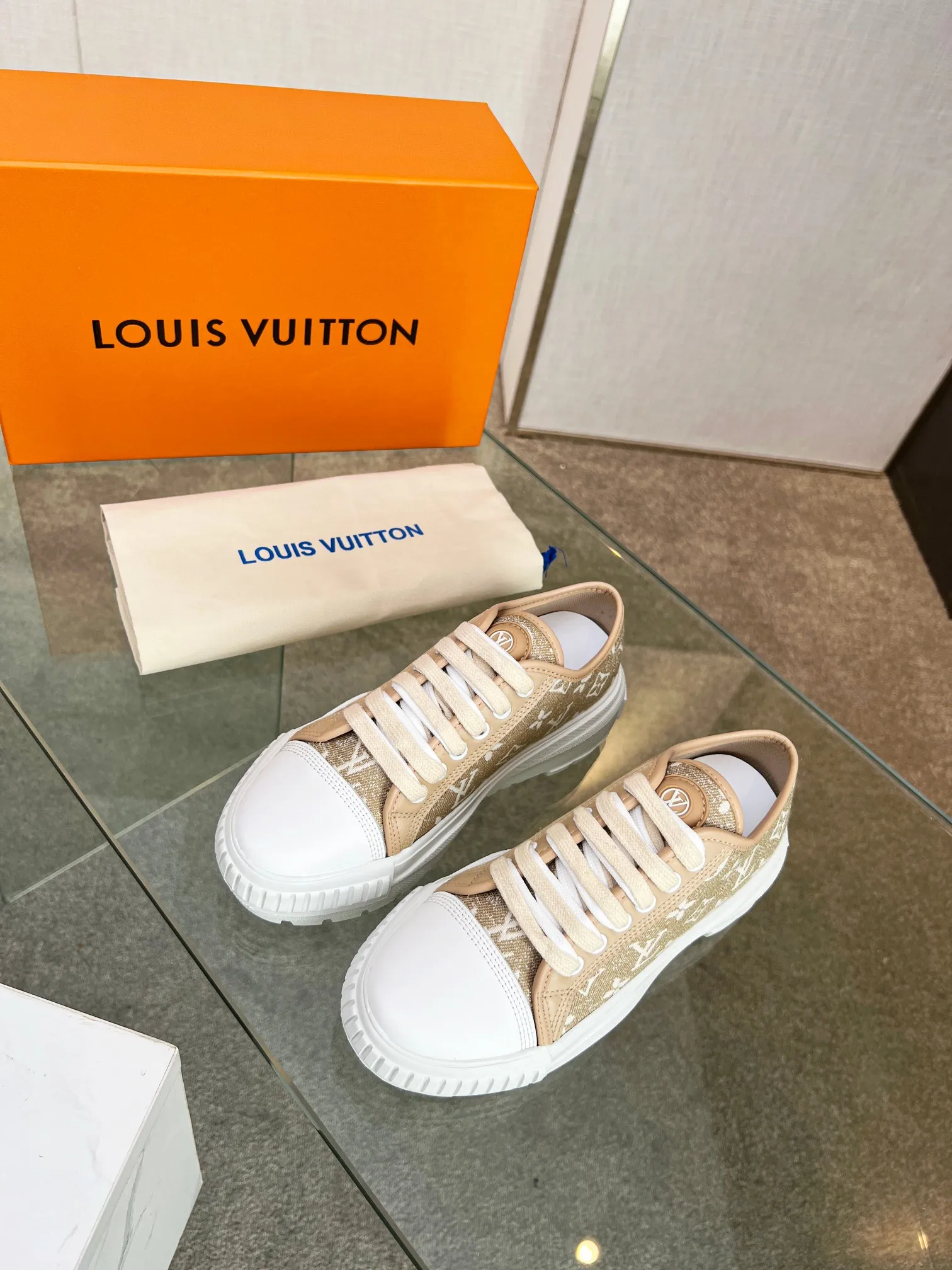 👟👟Ex-factory price 440👟👟 This LV Squad sneaker is made of Monogram denim to stretch out the midsummer comfort. The same color leather outlines the edges, the rubber LV Circle logo embellishes the tongue, and the thick yet lightweight rubber outsole upgrades the comfort again. Yardage: 35-41.